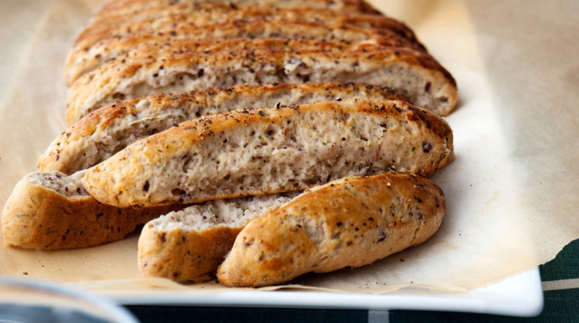 Bastoncini di scones allo yogurt con olive e aneto