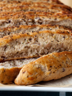Bastoncini di scones allo yogurt con olive e aneto
