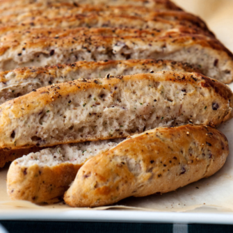 Bastoncini di scones allo yogurt con olive e aneto