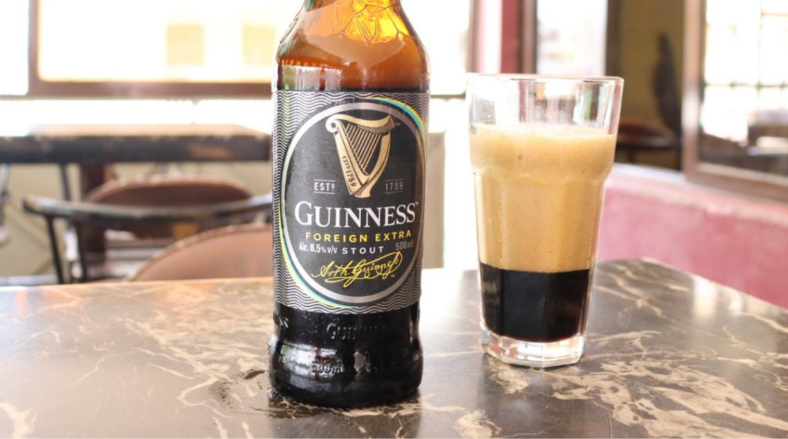 Bottiglia e bicchiere di una famosa birra stout, la Guinness Irlandese