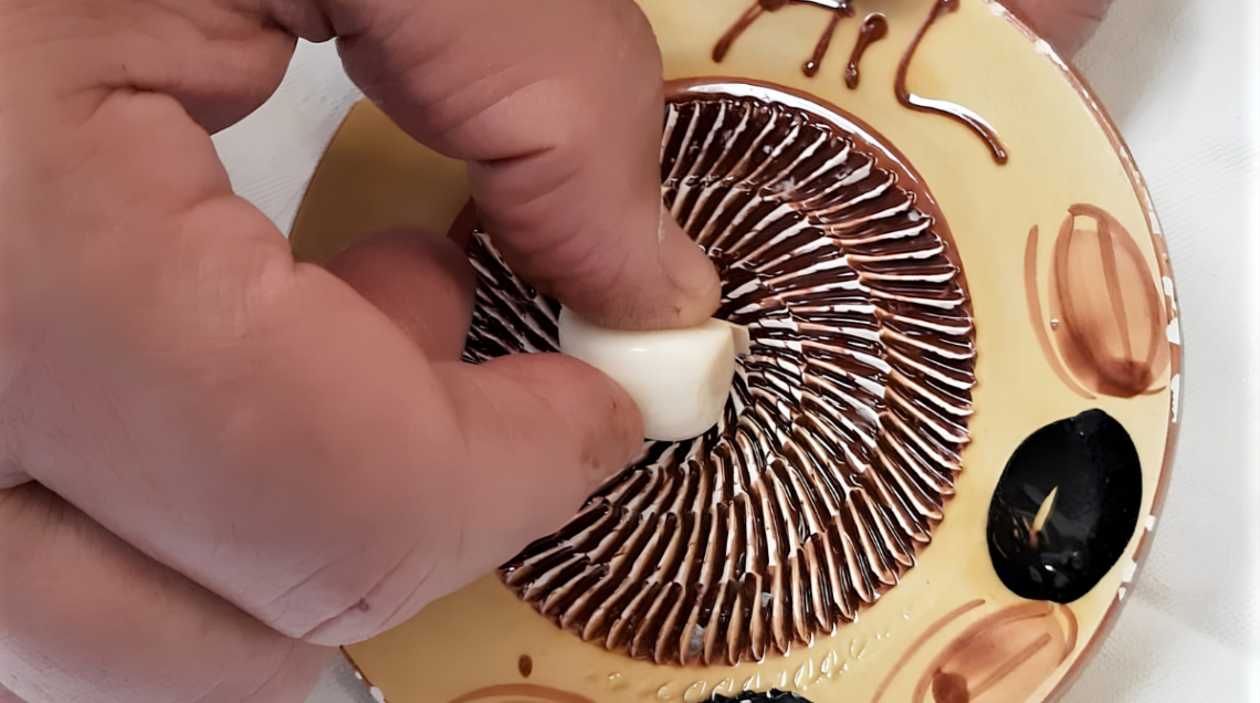 Piatto tipico per grattugiare gli alimenti, in questo caso l'aglio