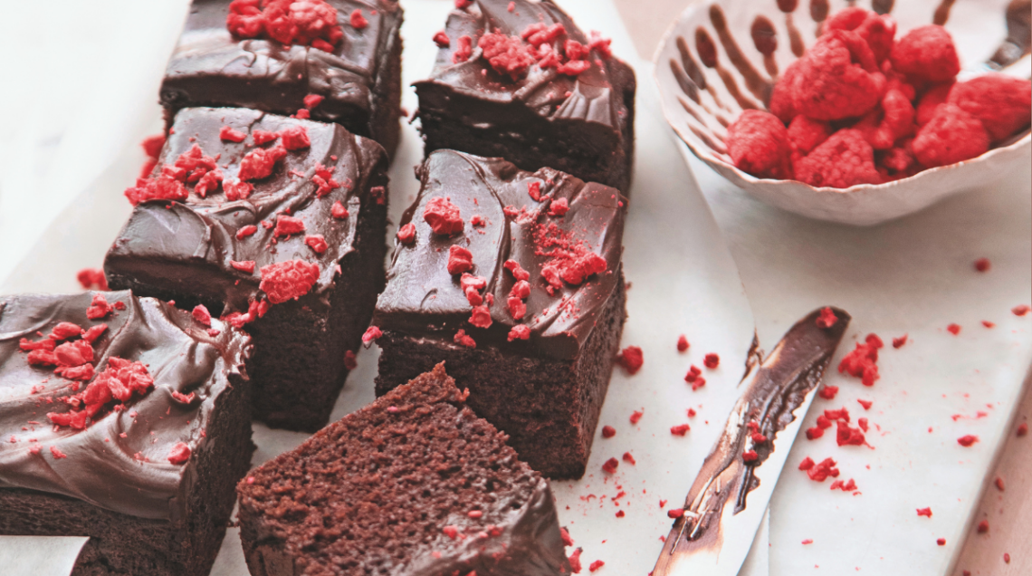 Brownies al cioccolato e caffè con briciole di lamponi tagliati a quadrotti