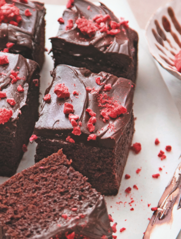 Brownies al cioccolato e caffè con briciole di lamponi tagliati a quadrotti