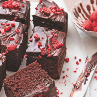 Brownies al cioccolato e caffè con briciole di lamponi