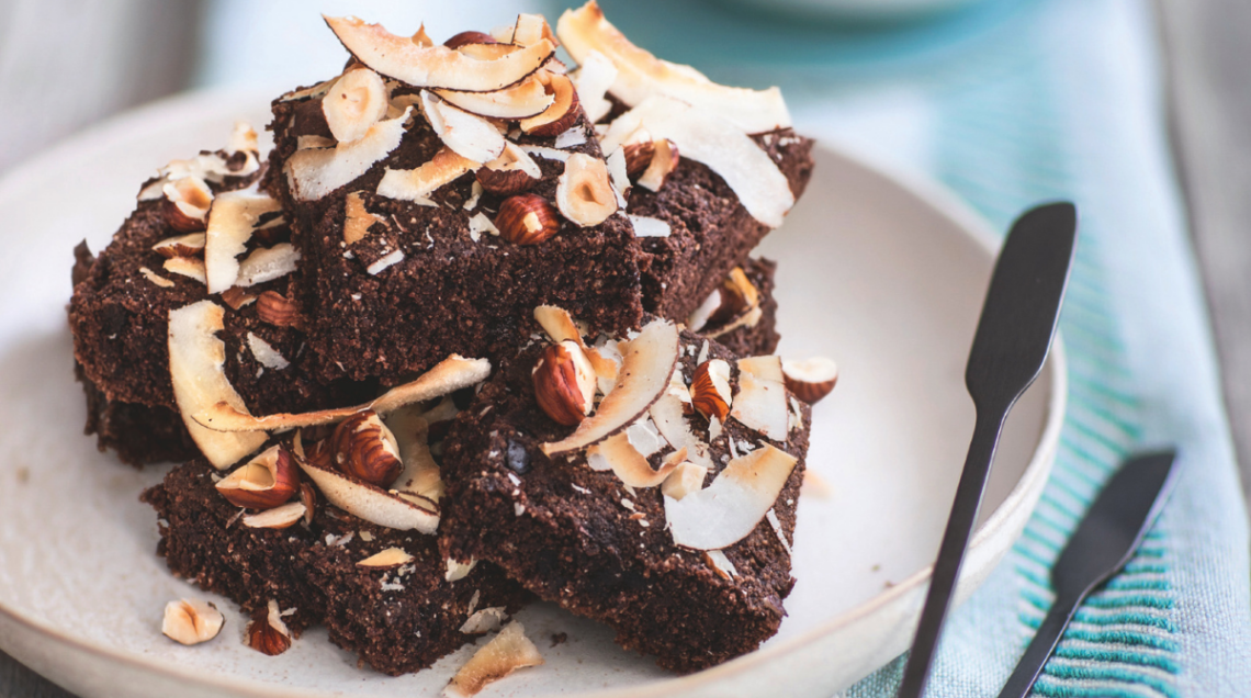 Brownies alle nocciole tagliati a quadretti