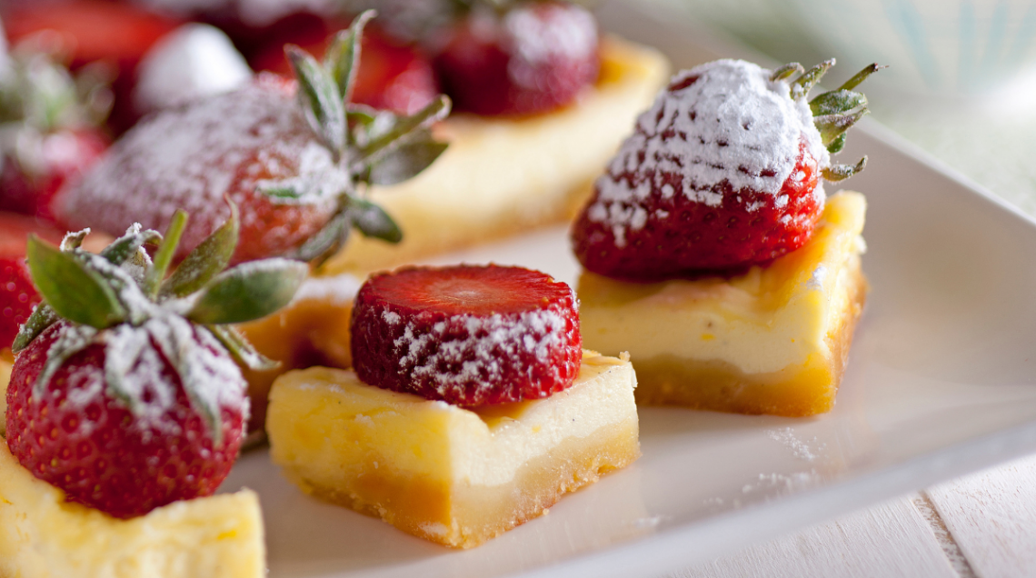 Brownies con cioccolato bianco e fragole