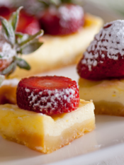 Brownies con cioccolato bianco e fragole