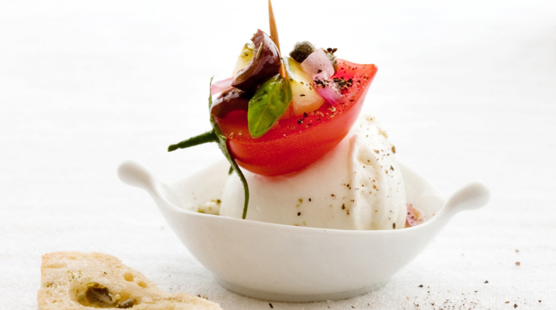 Caprese in salsa di cipolle con pezzo di pane