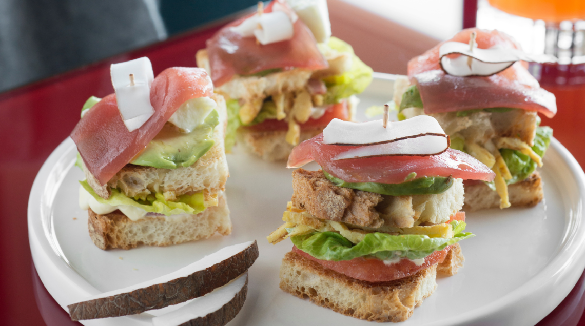 Club sandwich di tonno, cocco e avocado