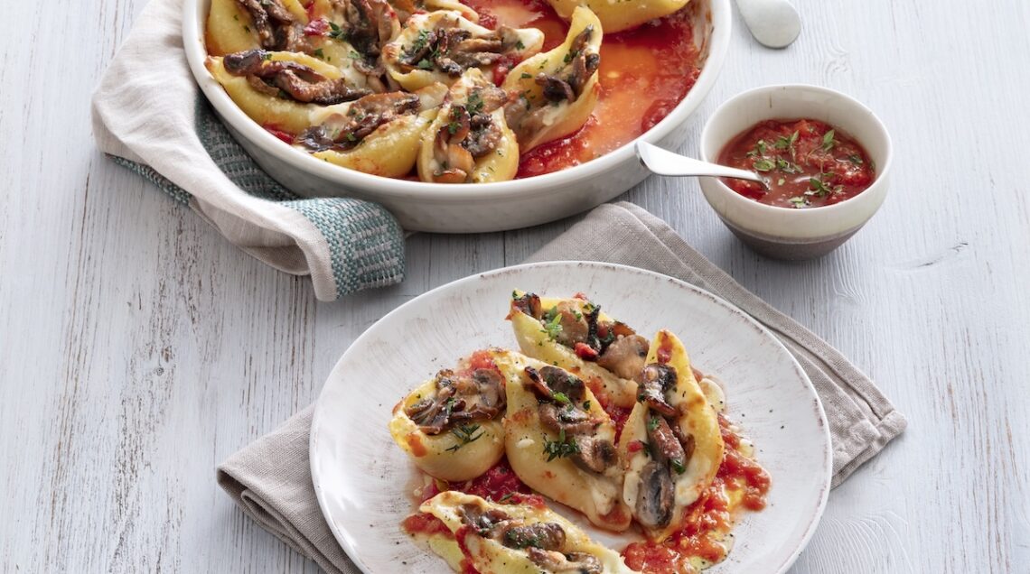 Conchiglioni con funghi e crescenza in salsa di pomodoro