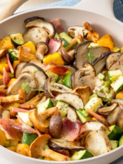 padella con Contorno di funghi e zucca in padella con speck croccante