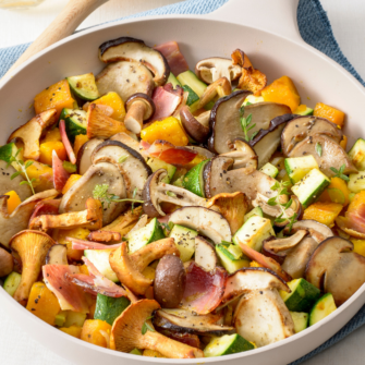 padella con Contorno di funghi e zucca in padella con speck croccante