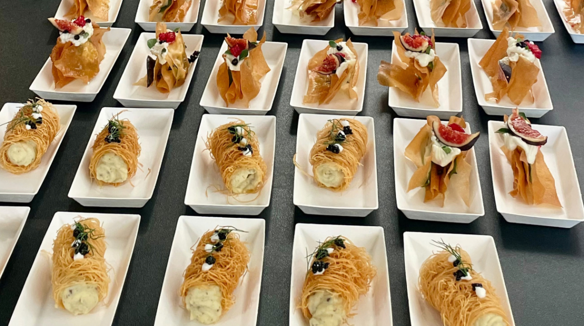 tanti finger food coreani servati in un piattino rettangolare