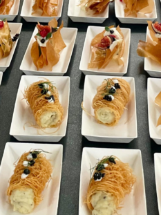 tanti finger food coreani servati in un piattino rettangolare
