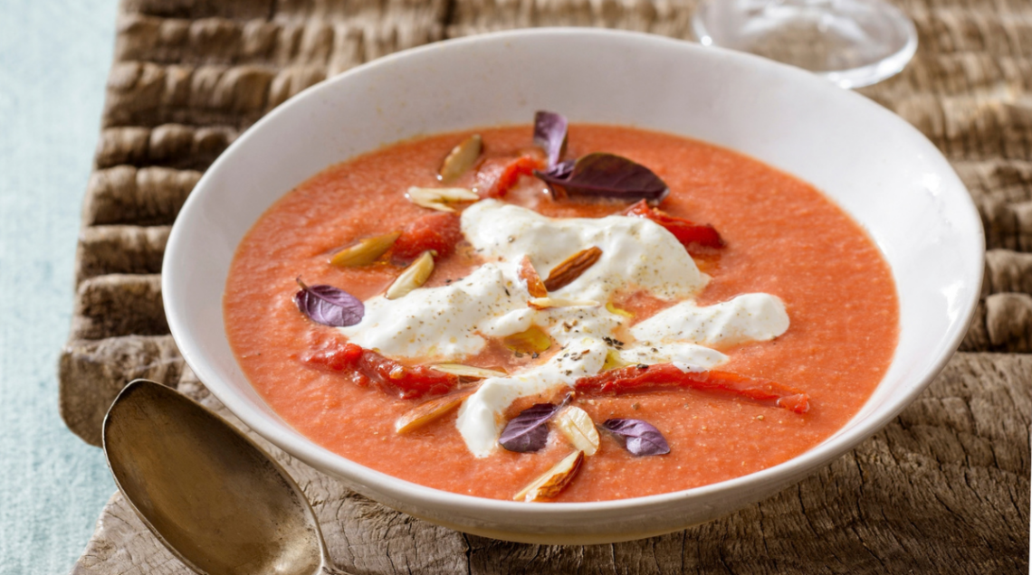 Crema di pomodori con burrata e mandorle