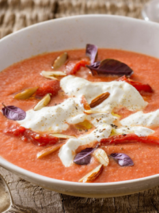 Crema di pomodori con burrata e mandorle