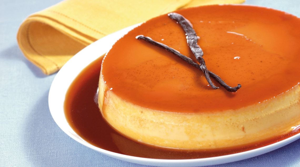 Crème caramel in arancione in un piatto