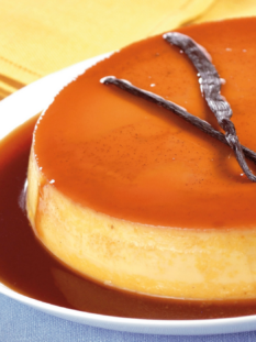 Crème caramel in arancione in un piatto