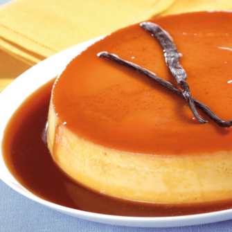 Crème caramel in arancione in un piatto