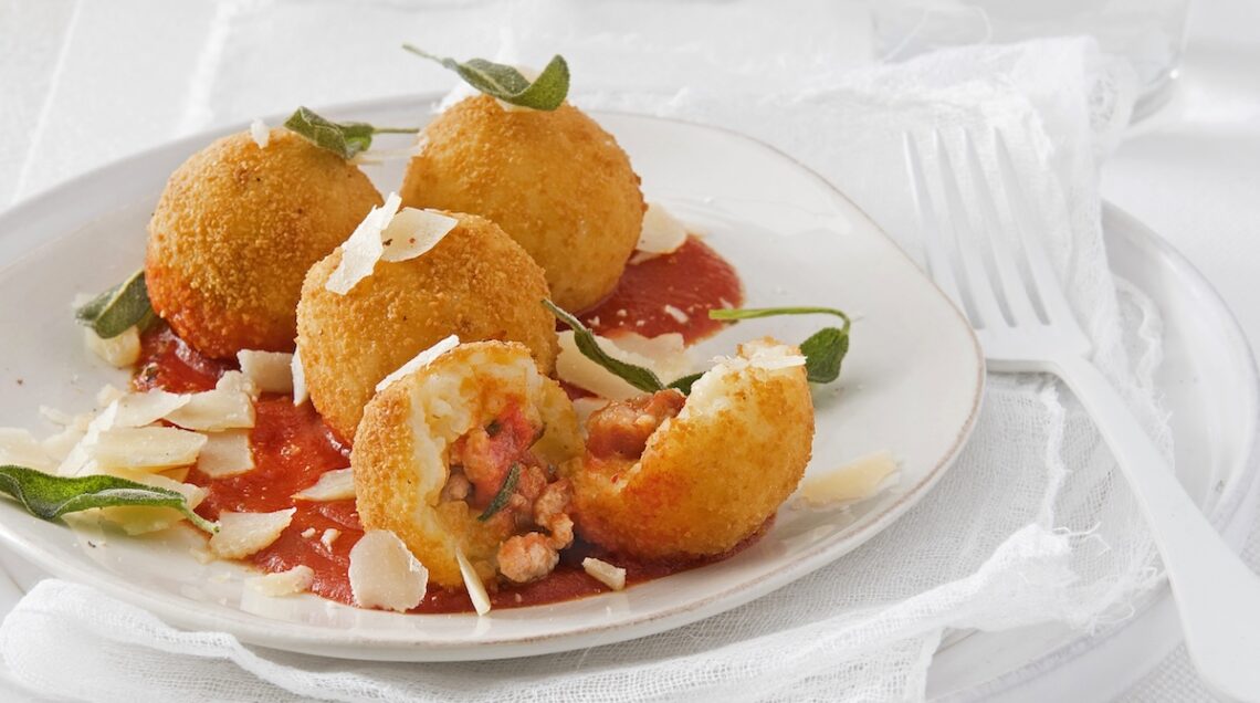 Crocchette di riso con cuore di salsiccia in salsa di pomodoro