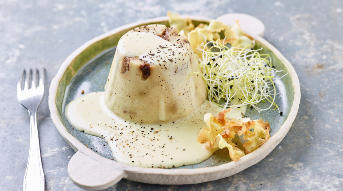 Flan di topinambur, patate e funghi con fonduta guarnito