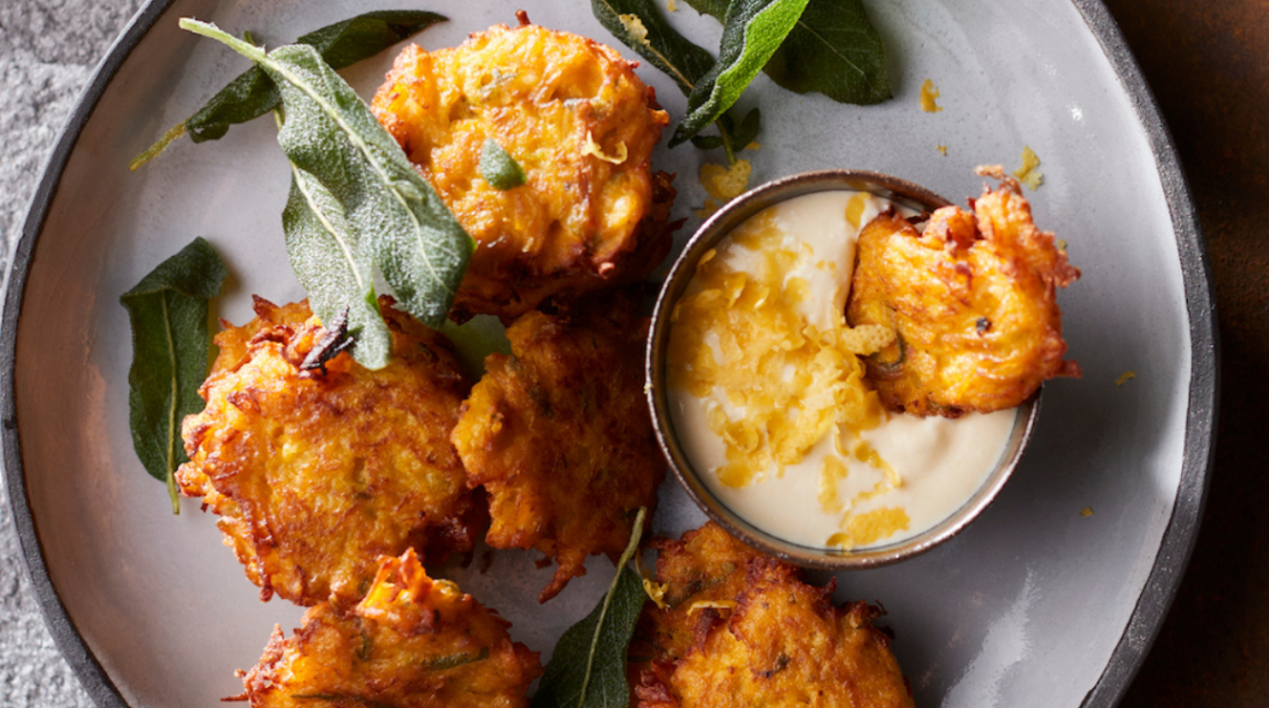 Frittelle di zucca alla salvia con salsa morbida allo yogurt e limone