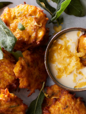 Frittelle di zucca alla salvia con salsa morbida allo yogurt e limone