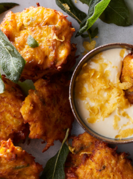 Frittelle di zucca alla salvia con salsa morbida allo yogurt e limone