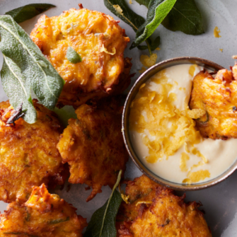 Frittelle di zucca alla salvia con salsa morbida allo yogurt e limone