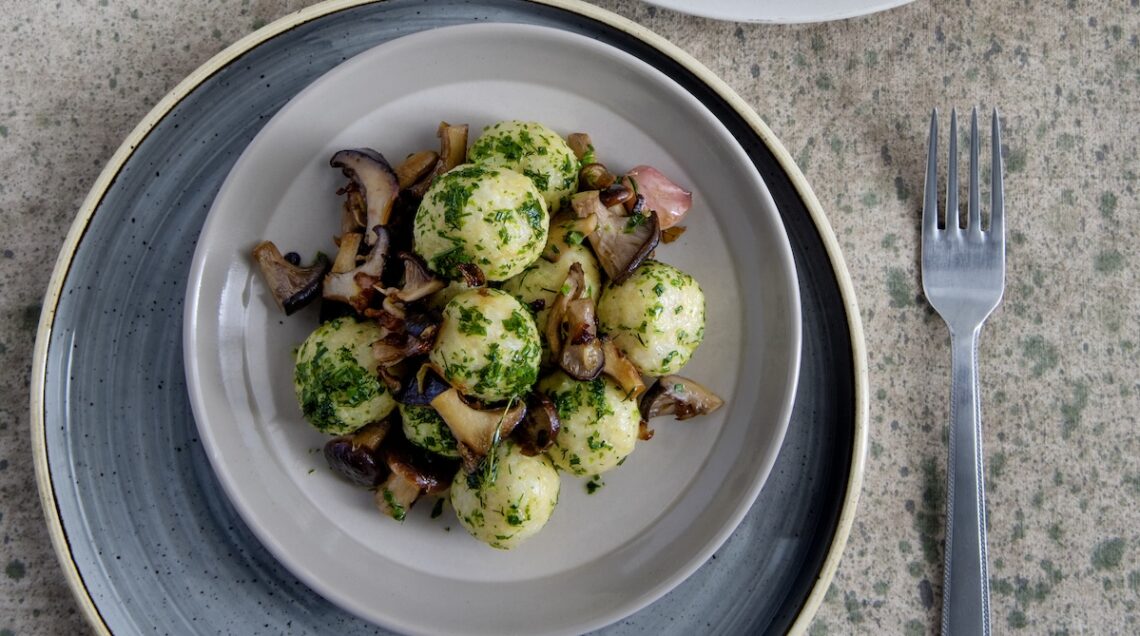 gnocchi di riso con funghi e burro alle erbe