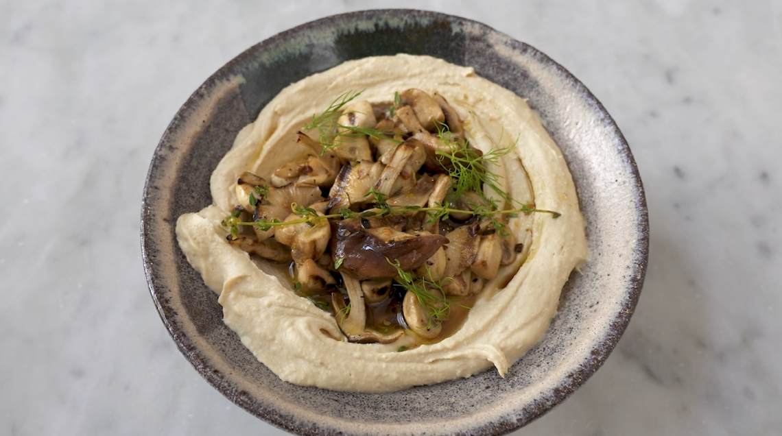 HUMMUS CON FUNGHI MARINATI al timo