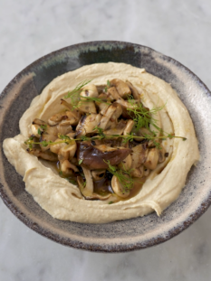 HUMMUS CON FUNGHI MARINATI al timo