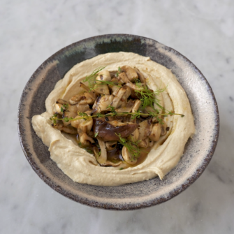 HUMMUS CON FUNGHI MARINATI al timo