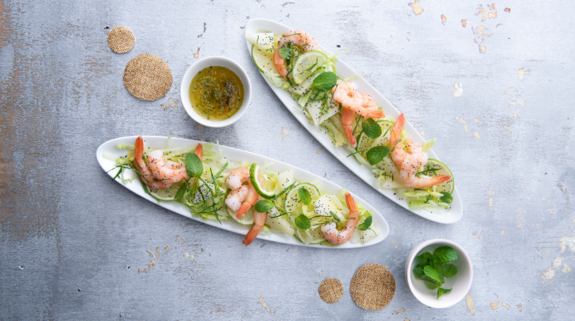 Insalata di gamberi, melone e iceberg al profumo di lime e menta su piattini lunghi e ovali
