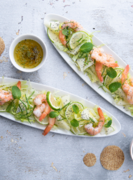 Insalata di gamberi, melone e iceberg al profumo di lime e menta su piattini lunghi e ovali