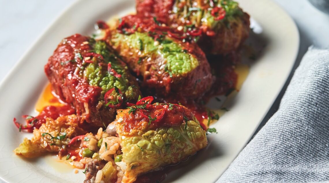 Involtini di verza alle verdure miste in salsa di pomodoro