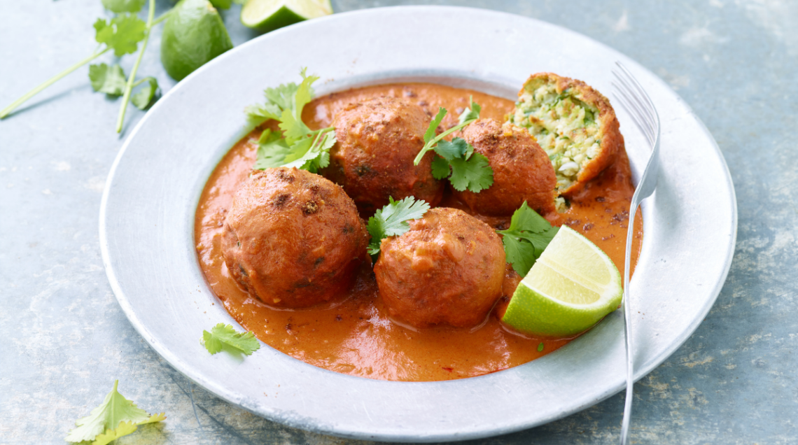 Kofta di zucchine al curry con fettina di lime accanto