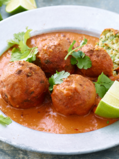 Kofta di zucchine al curry con fettina di lime accanto