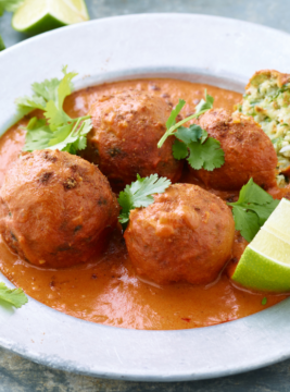 Kofta di zucchine al curry con fettina di lime accanto