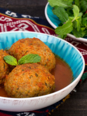 tre polpette in una ciotola su sugo rosso