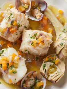 Merluzzo poché con vongole veraci e carciofi