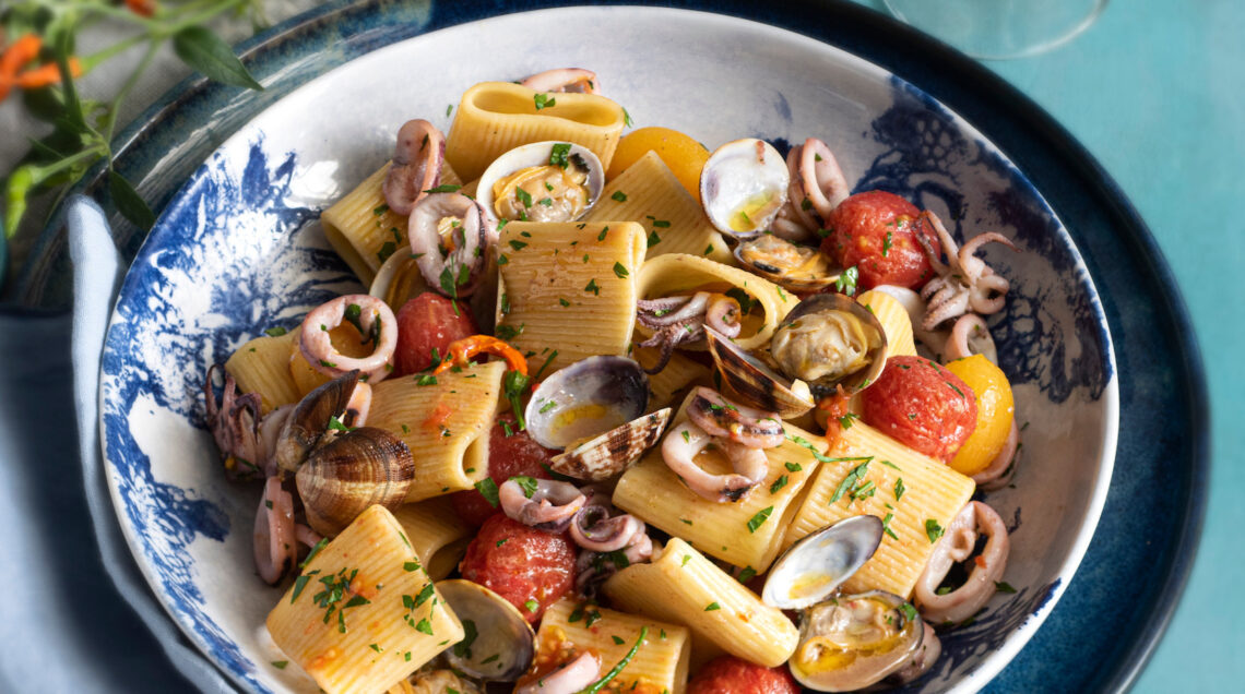 Mezzi Paccheri Con Sugo Di Pesce, datterini e vongole