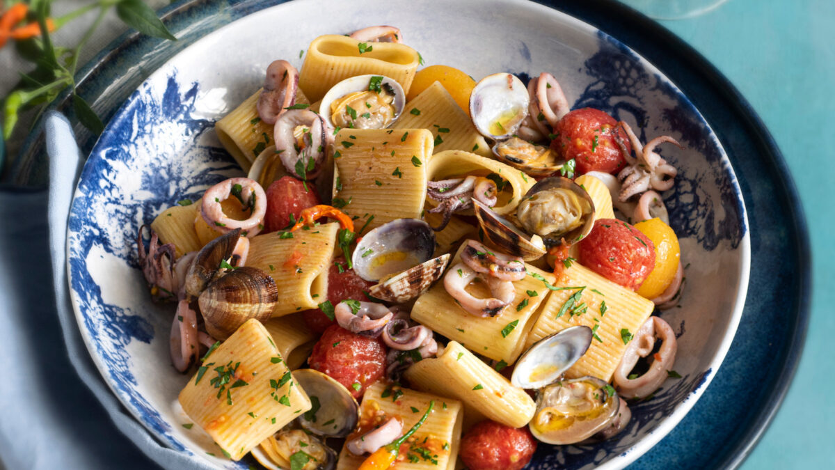 Paccheri con sugo di pesce all’arrabbiata: la pasta di mare con un gusto in più