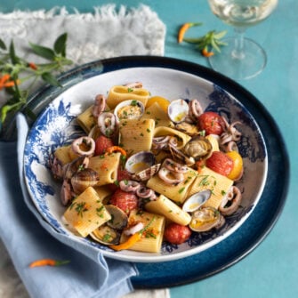 Mezzi Paccheri Con Sugo Di Pesce, datterini e vongole