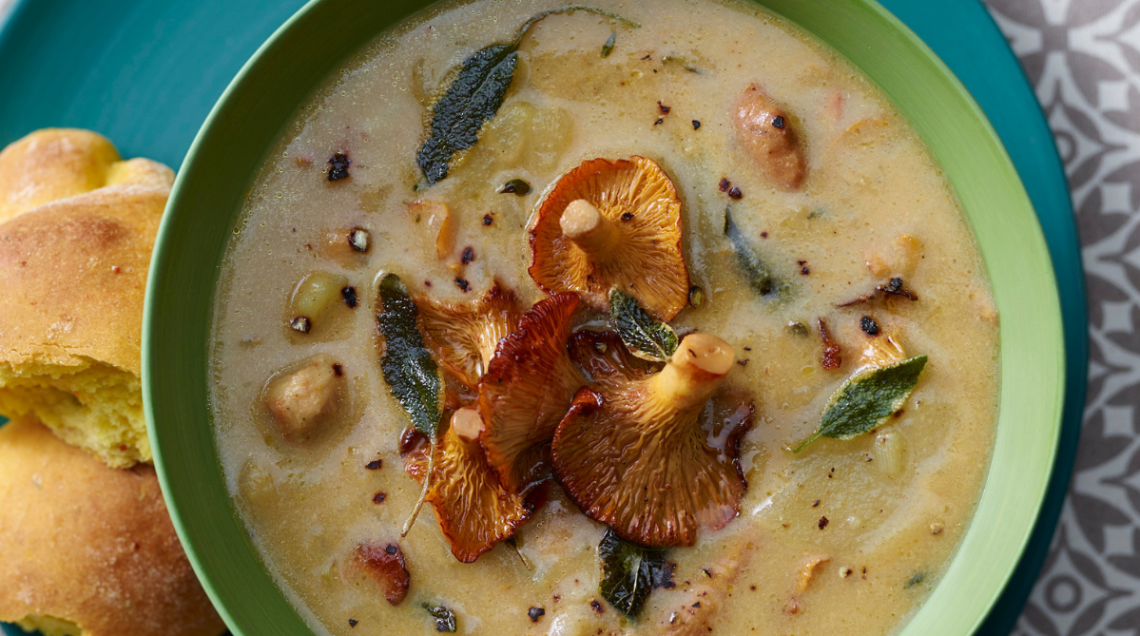 Minestra di finferli e patate: il comfort food autunnale