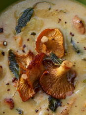 Minestra di finferli e patate: il comfort food autunnale