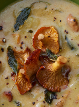 Minestra di finferli e patate: il comfort food autunnale