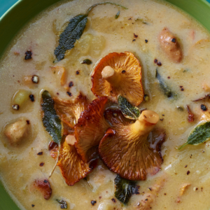 Minestra di finferli e patate: il comfort food autunnale