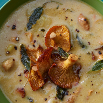 Minestra di finferli e patate: il comfort food autunnale