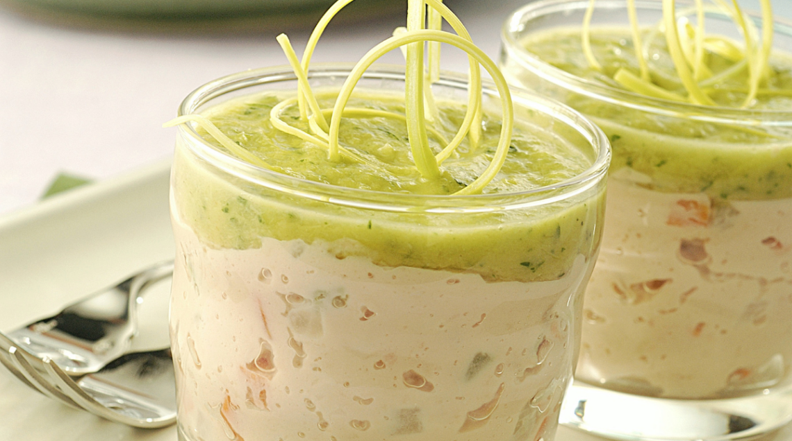 bicchierini di vetro di mousse di trota salmonata